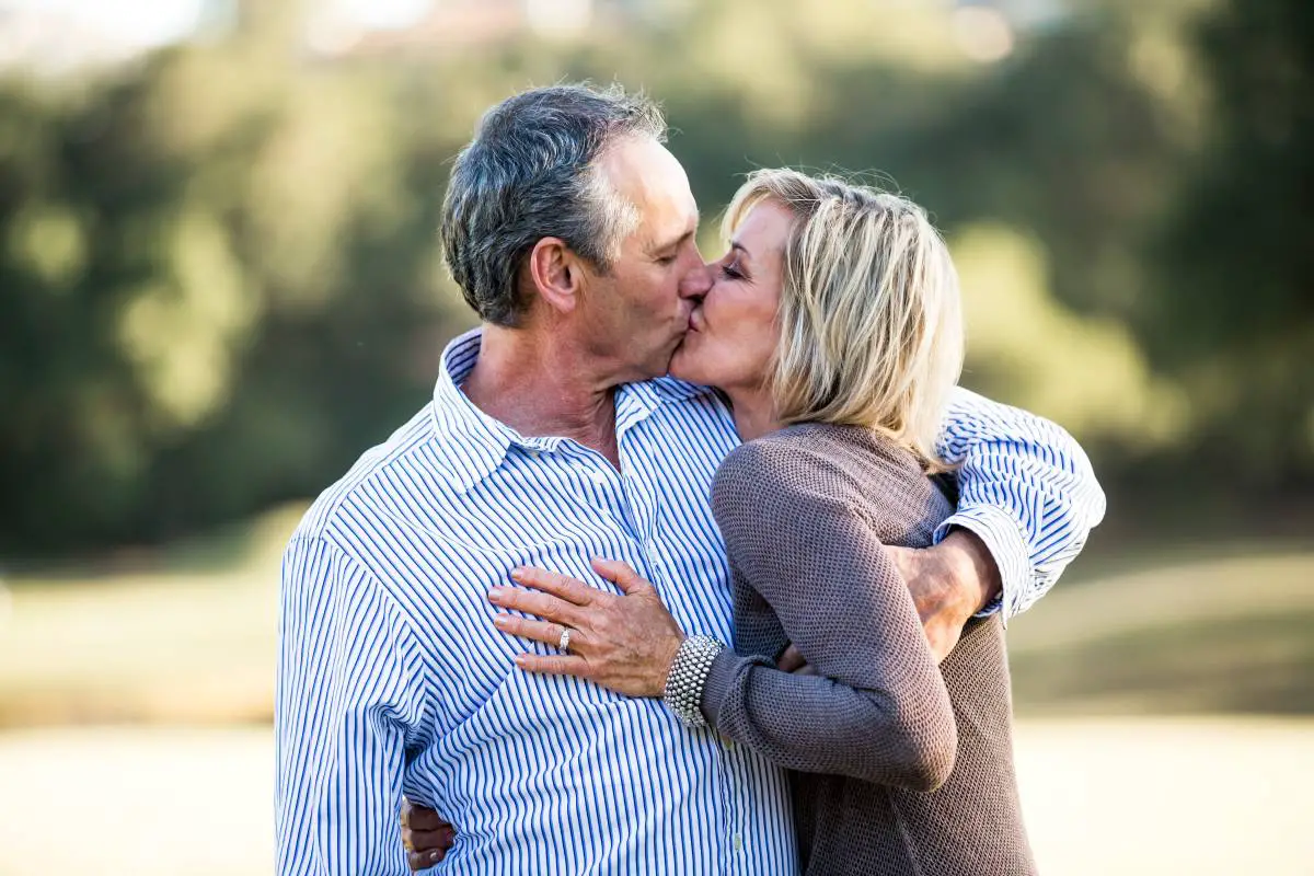 Pareja de adultos abrazados