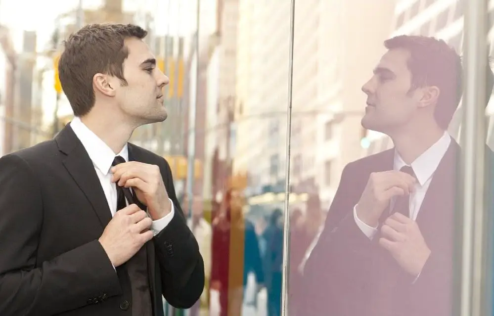 Hombre narcisista mirándose al espejo