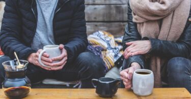 Pareja tomando una taza de café