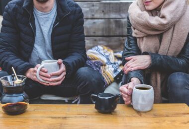 Pareja tomando una taza de café