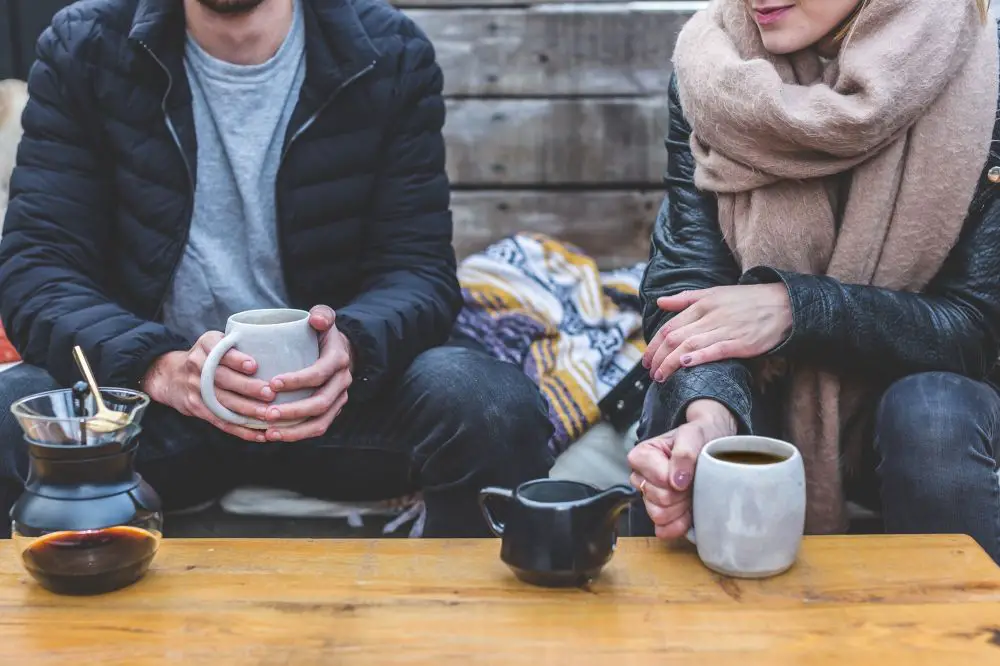 Pareja tomando una taza de café