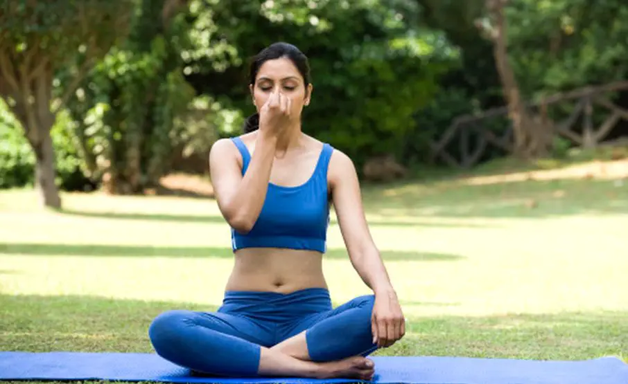 Mujer realizando Pranayam y Anulom vilom