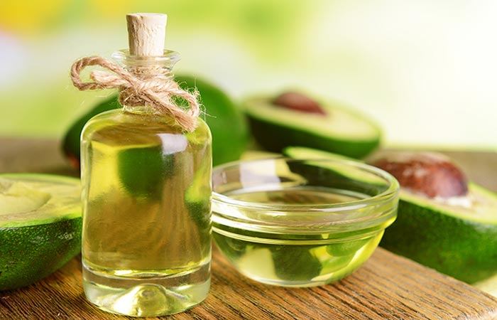 Usa aceite de aguacate para tratar la piel seca