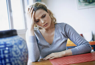 Mujer que sufre agotamiento emocional