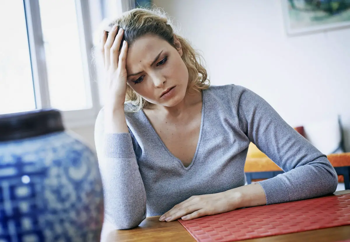 Mujer que sufre agotamiento emocional