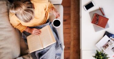 Mujer leyendo un libro tomando un descanso