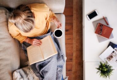 Mujer leyendo un libro tomando un descanso