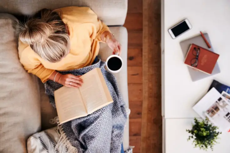 Mujer leyendo un libro tomando un descanso