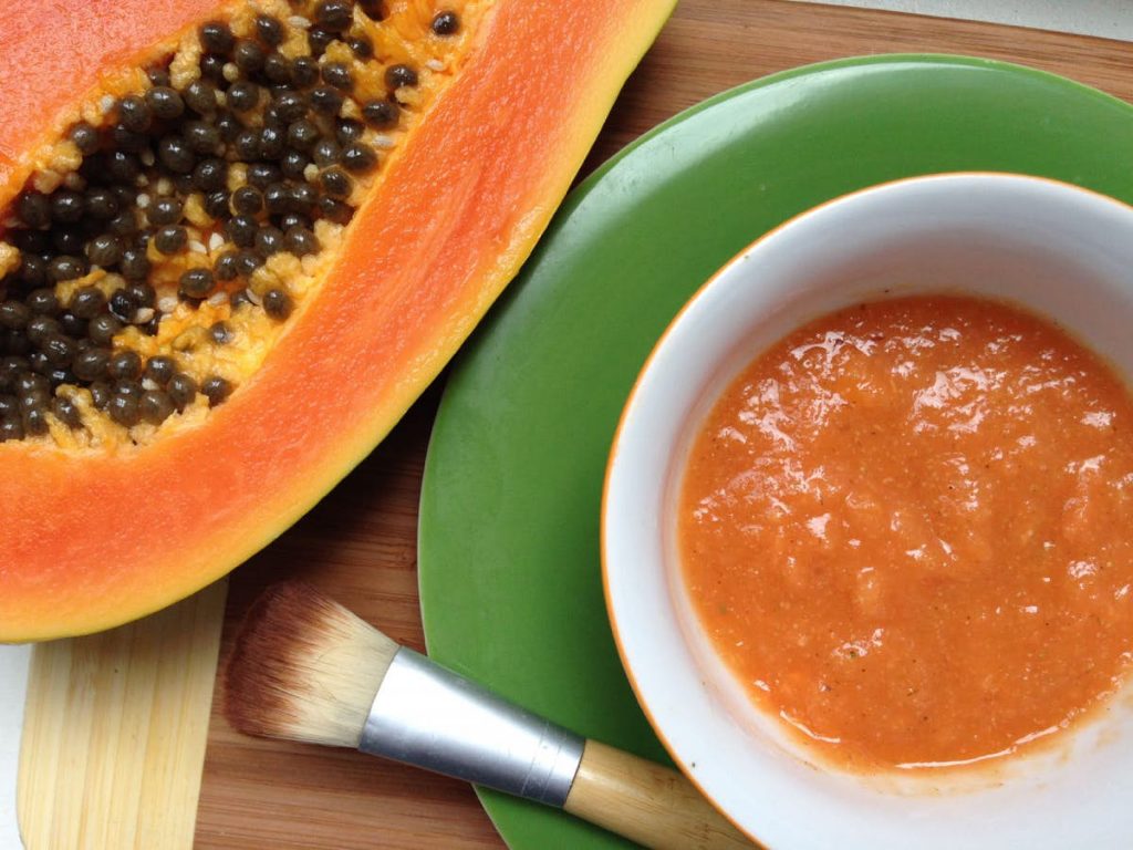 Mascarilla con papaya y yogur para aplicar sobre las piernas secas
