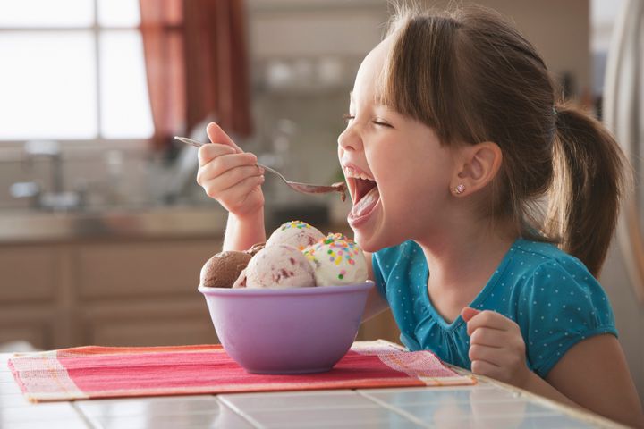 Niña comiendo dulces