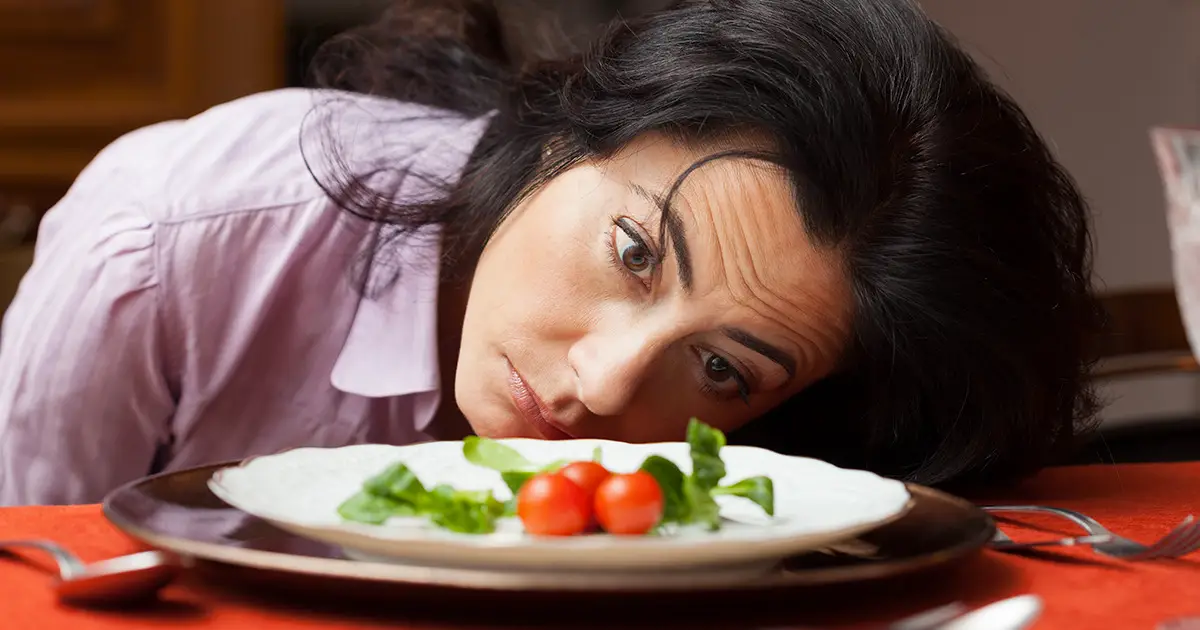 Mujer con problemas emocionales por seguir dietas estrictas