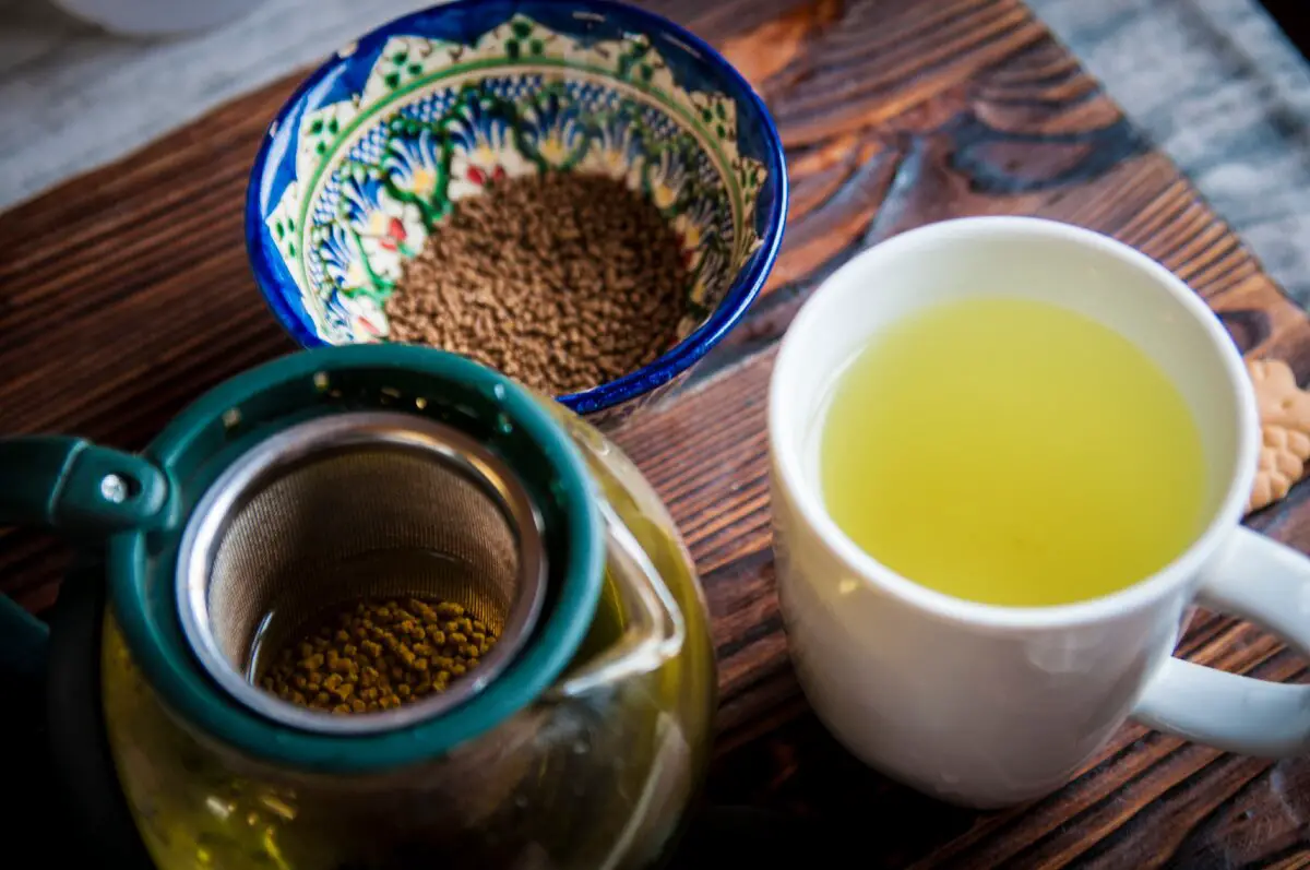 Taza con té de trigo de sarraceno