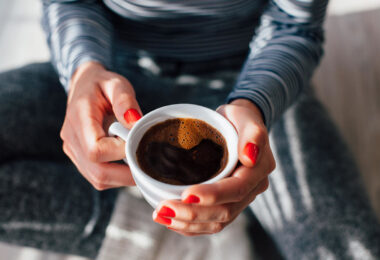 Mujer tomando café y el posible riesgo de glaucoma