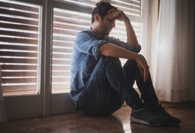 Persona sufriendo por dolor crónico
