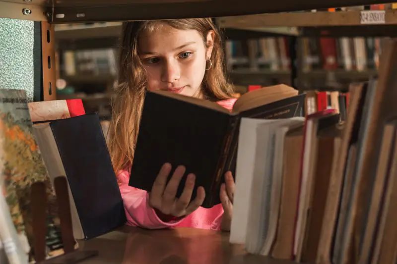 Una niña leyendo un libro