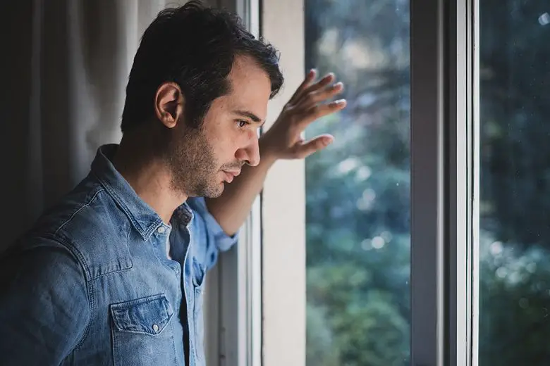 Persona agotada por pensamientos negativos