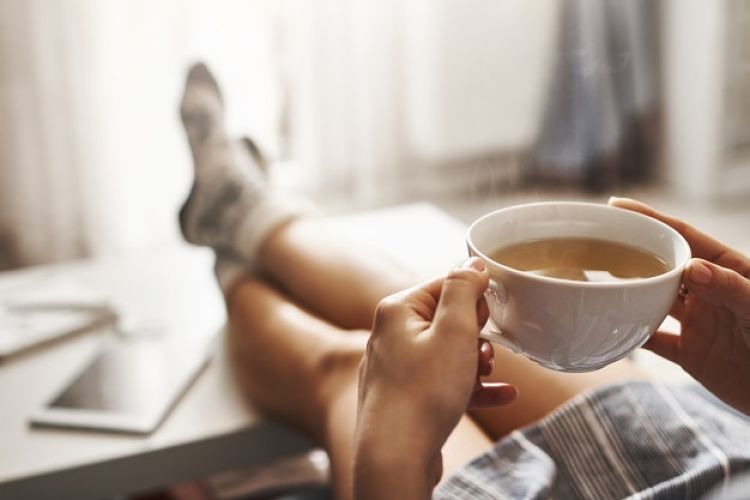 Bebiendo una taza de te azucarado