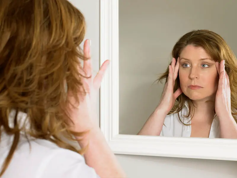 Mujer mirándose al espejo