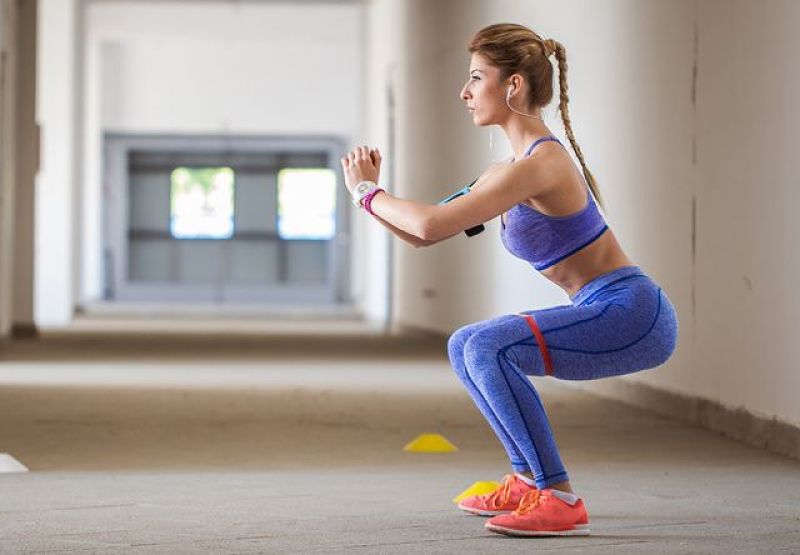 Mujer haciendo sentadillas para tener glúteos más fuertes