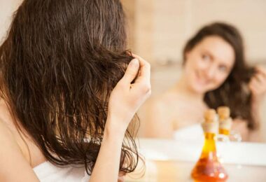 Mujer aplicando acondicionador a su cabello