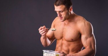 Hombre comiendo proteínas para aumentar la fuerza de los músculos