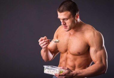 Hombre comiendo proteínas para aumentar la fuerza de los músculos