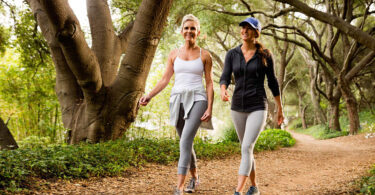 Mujeres caminando por un parque