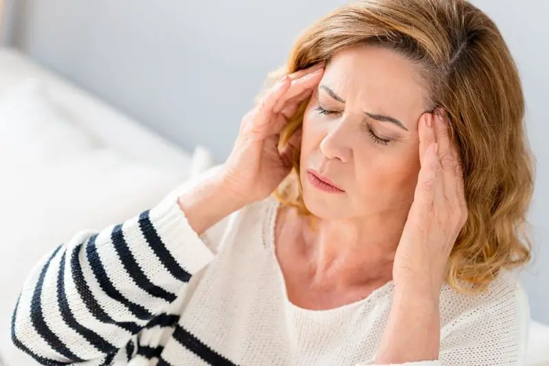 Mujer que padece fuertes migrañas