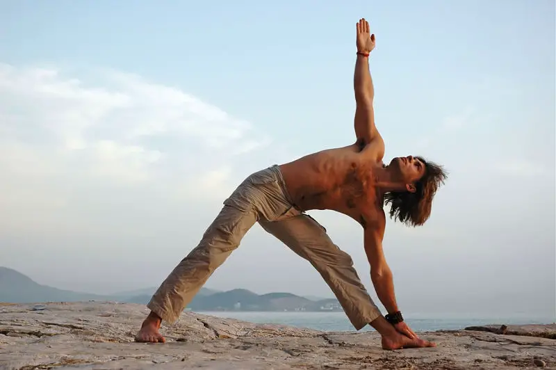 Posición rikonasana para estirar todo el cuerpo