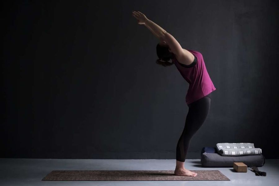 Postura de yoga para el dolor abdominal