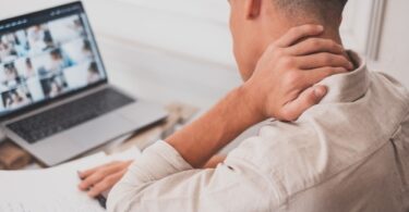 Los problemas causados por la computadora sobre el cuello, hombros ,espalda y ojos