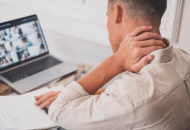 Los problemas causados por la computadora sobre el cuello, hombros ,espalda y ojos