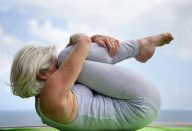 Mujer con artritis reumatoide haciendo yoga