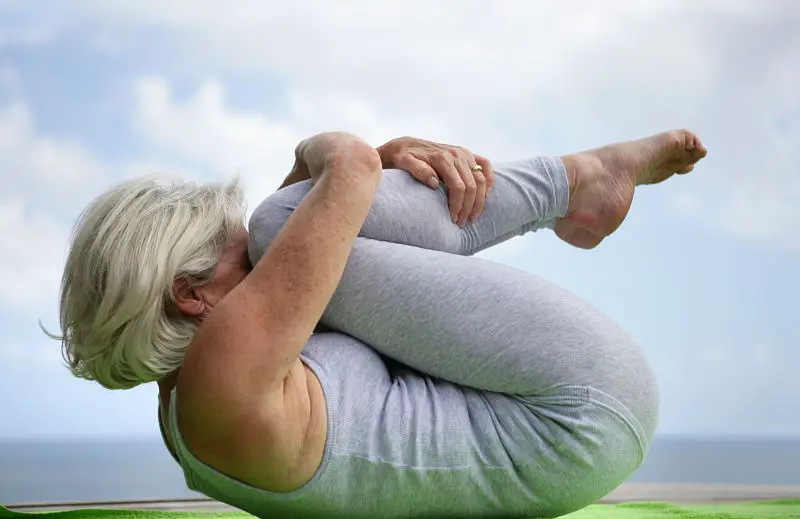 Mujer con artritis reumatoide haciendo yoga