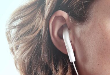 Uso de auriculares y problemas auditivos