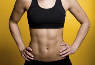 Mujer salta la cuerda beneficios para quemar grasas