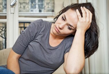 Mujer que padece sudores nocturnos