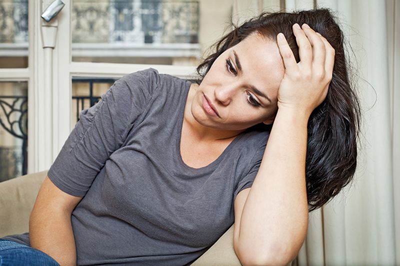 Mujer que padece sudores nocturnos