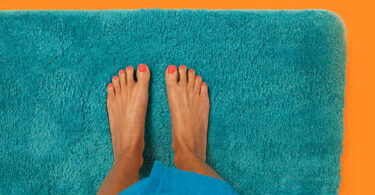 Limpia la alfombra del baño para evitar problemas de salud