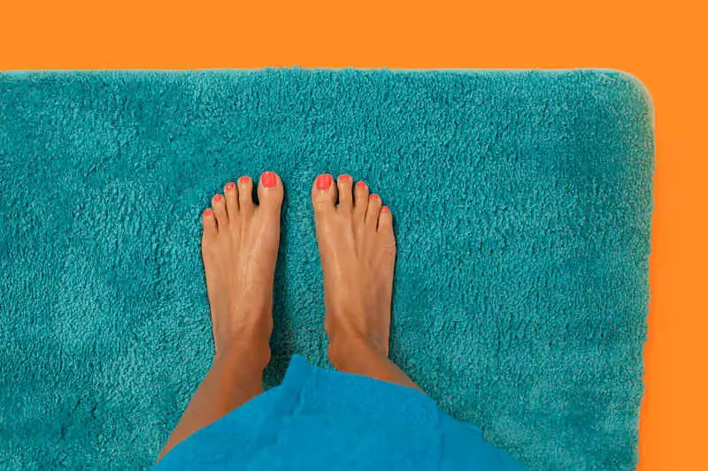 Limpia la alfombra del baño para evitar problemas de salud