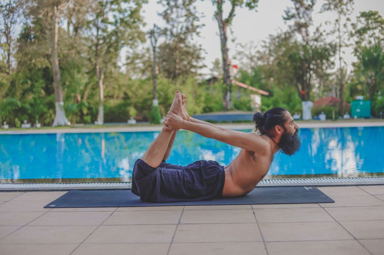 Postura de yoga Dhanurasana
