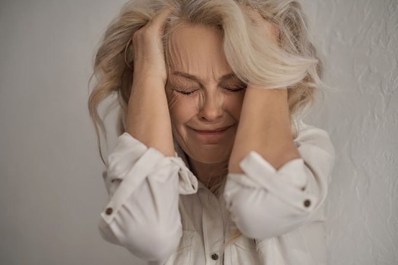 Mujer estresada que padece herpes zoster