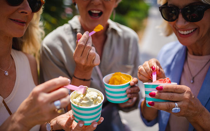 mujeres perimenopáusicas comiendo dieta para equilibrar hormonas