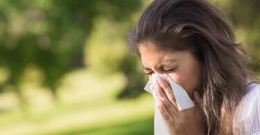 Mujer que tiene alergías por bajo sistema inmune