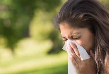 Mujer que tiene alergías por bajo sistema inmune