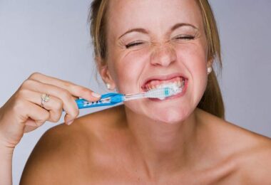 Mujer cepillando sus dientes
