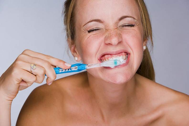 10 errores más comunes al cepillarse los dientes