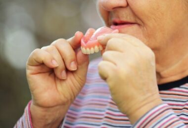 Personas con falta de piezas dentales y posibles problemas de demencia