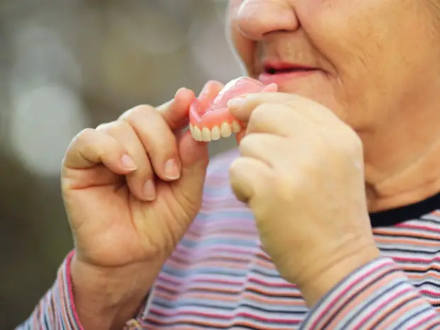 Personas con falta de piezas dentales y posibles problemas de demencia