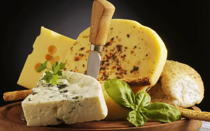 Beneficios de comer queso para mejorar el descanso